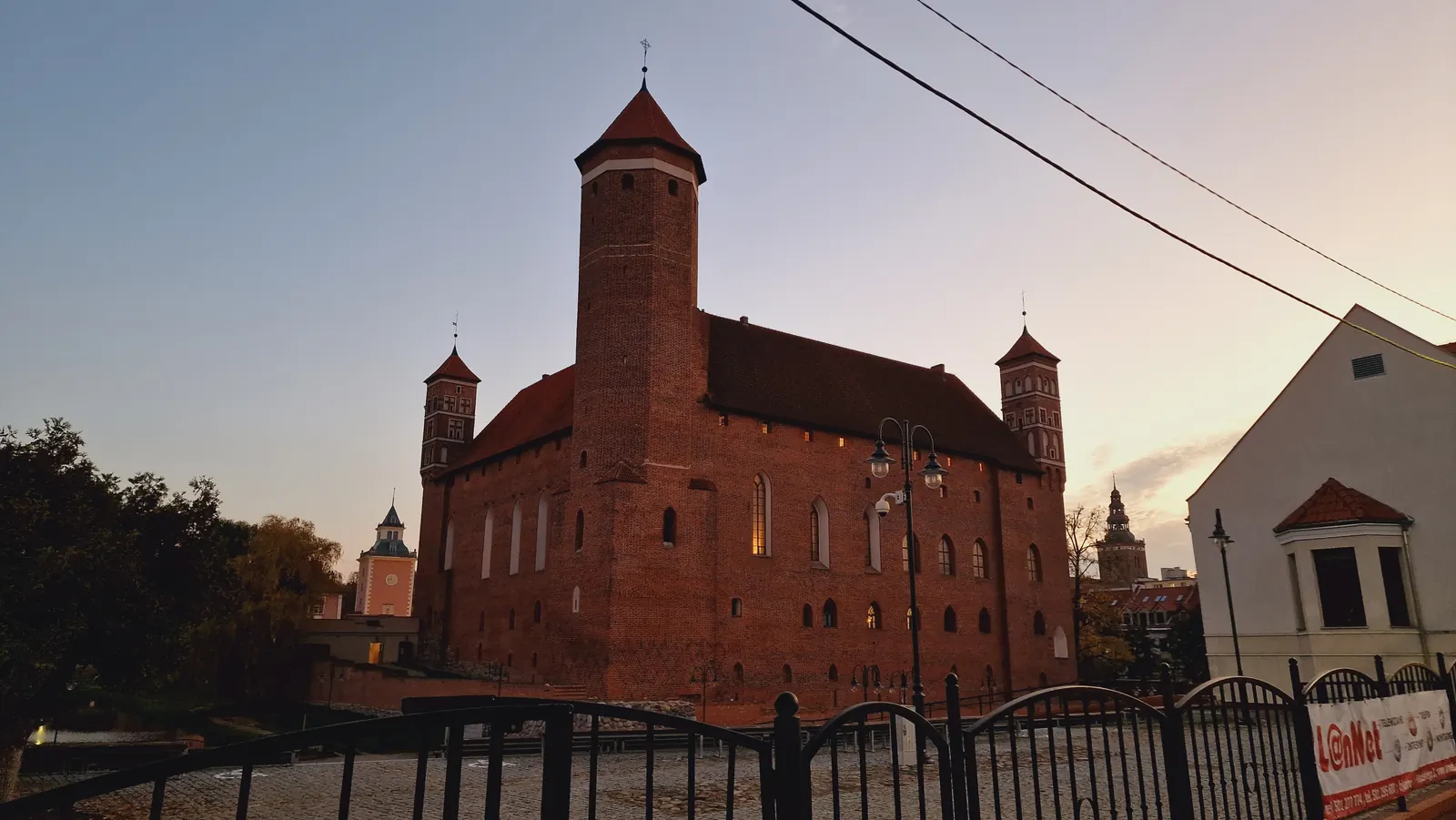 Backsteinburg in der Abenddämmerung