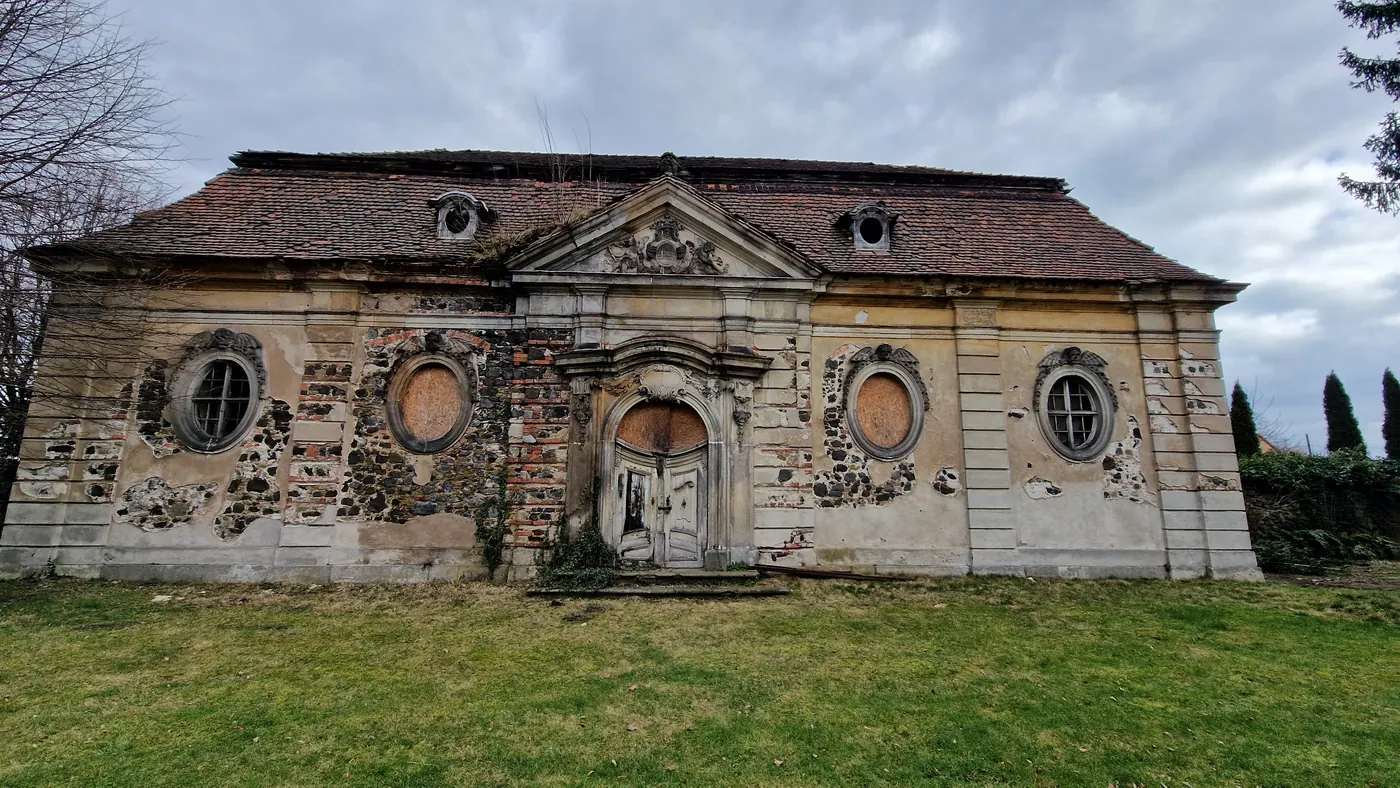 Verfallene Fassade eines Gutshauses