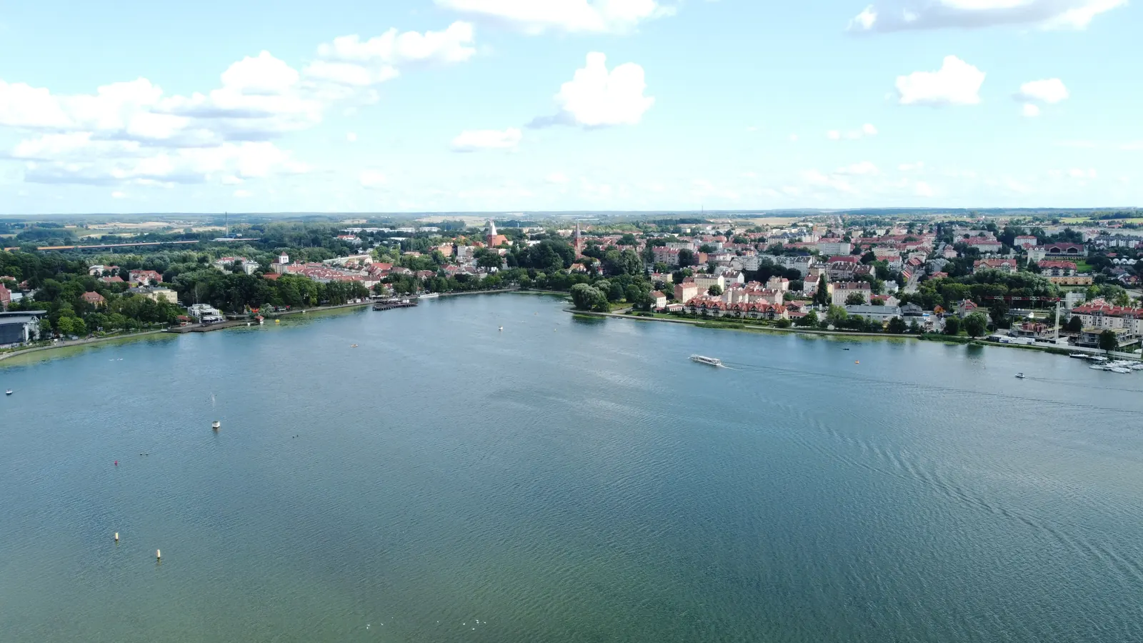 Kleinstadt am See aus der Luft